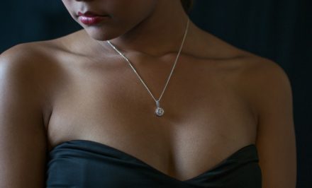 bijoux précieux dans le cou